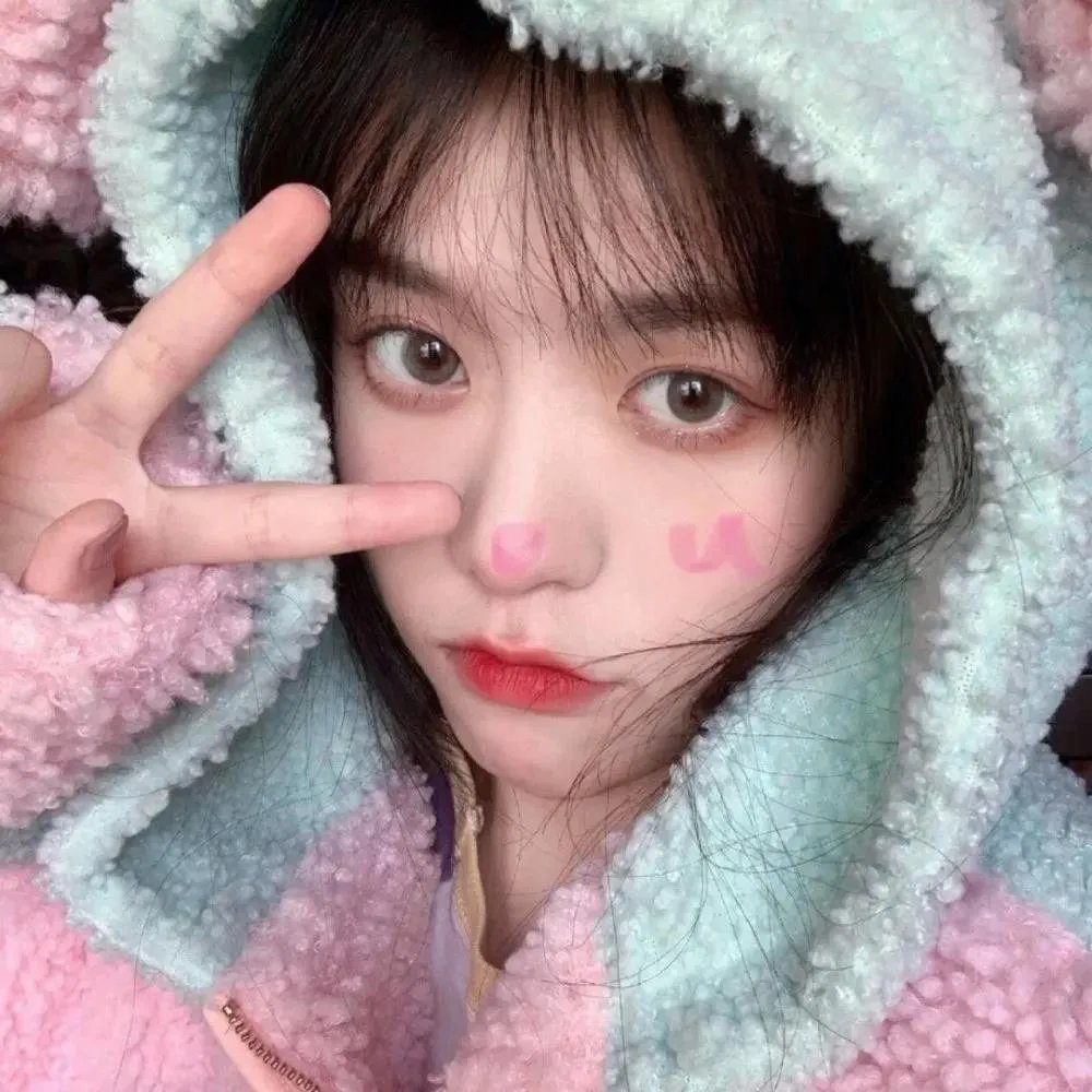 出墙红杏两家春
